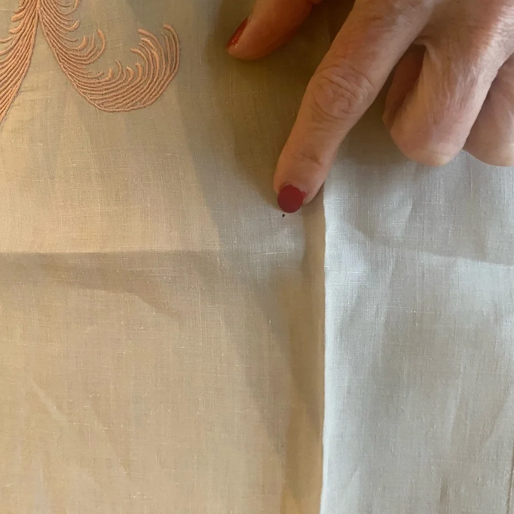 2 MARGHAB MADEIRA LINEN FINGER TIP GUEST TOWELS, 